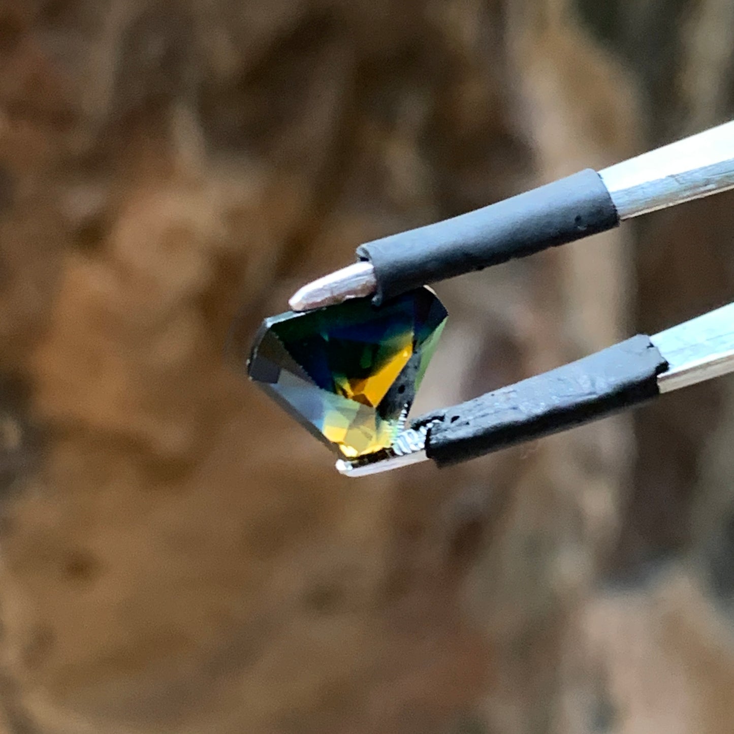 3.22ct Parti - triangle freeform australian sapphire