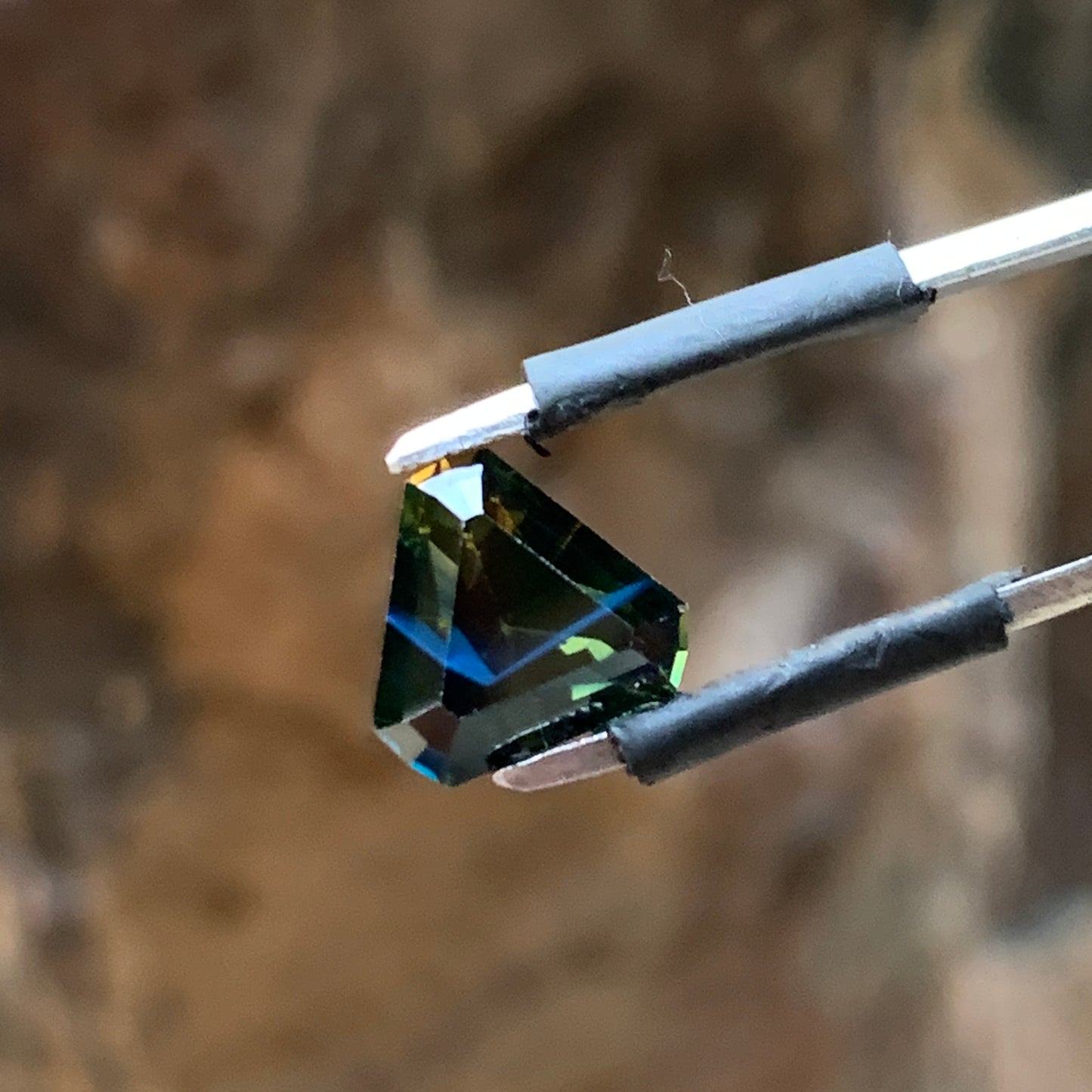 3.22ct Parti - triangle freeform australian sapphire